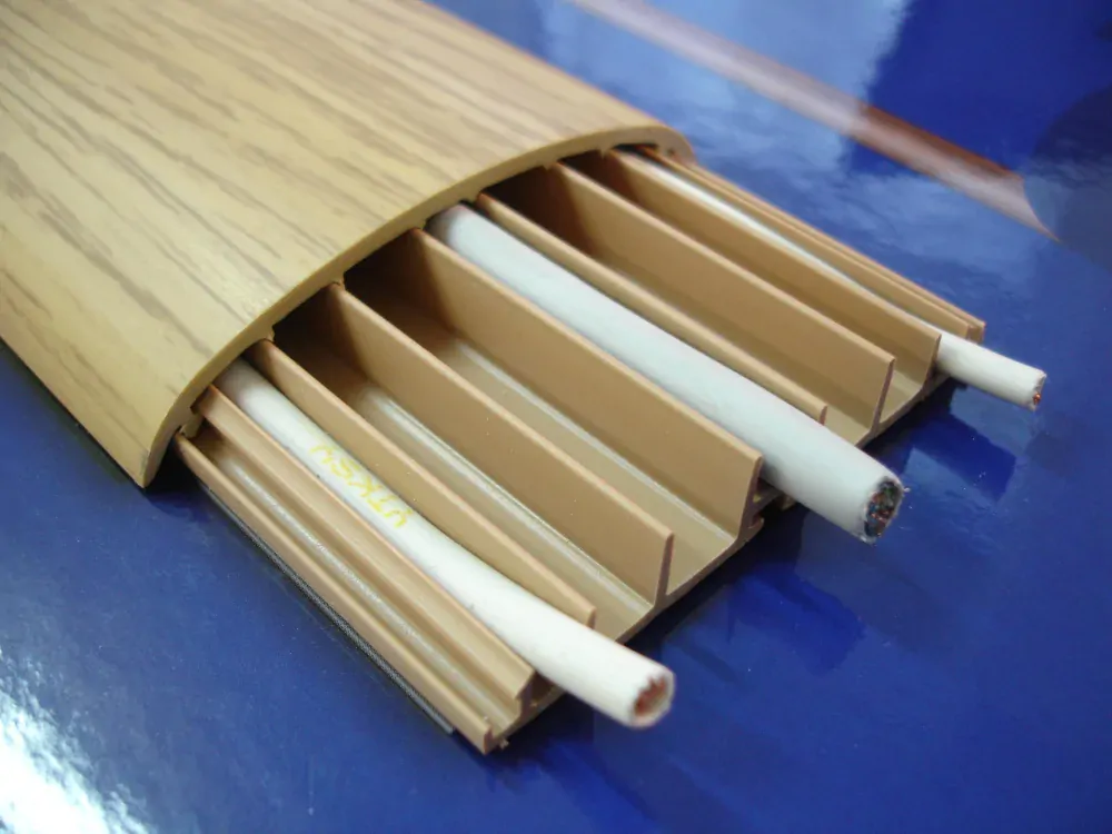 Přechodový PVC profil Volta V-J2-100,barva bílá, samolepící pro vedení elektroinstalace š. 74 mm,