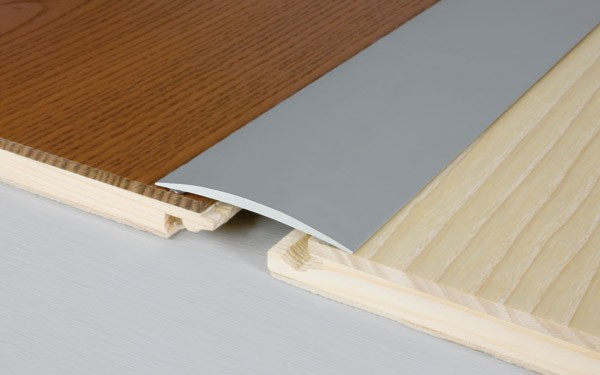 Přechodový samolepící profil  š. 60 mm, délka 90 cm, barva stříbro