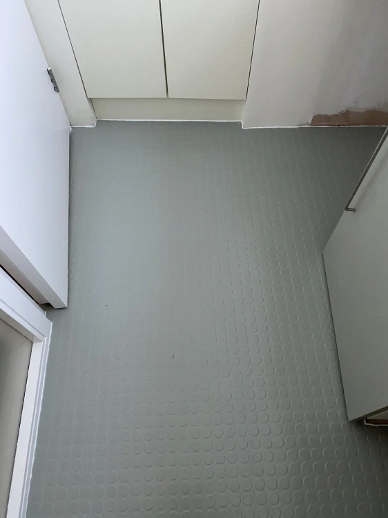 Kaučuková podlahová krytina Norament 825, barva 6173 - šedá, 501 × 501 mm čtverce