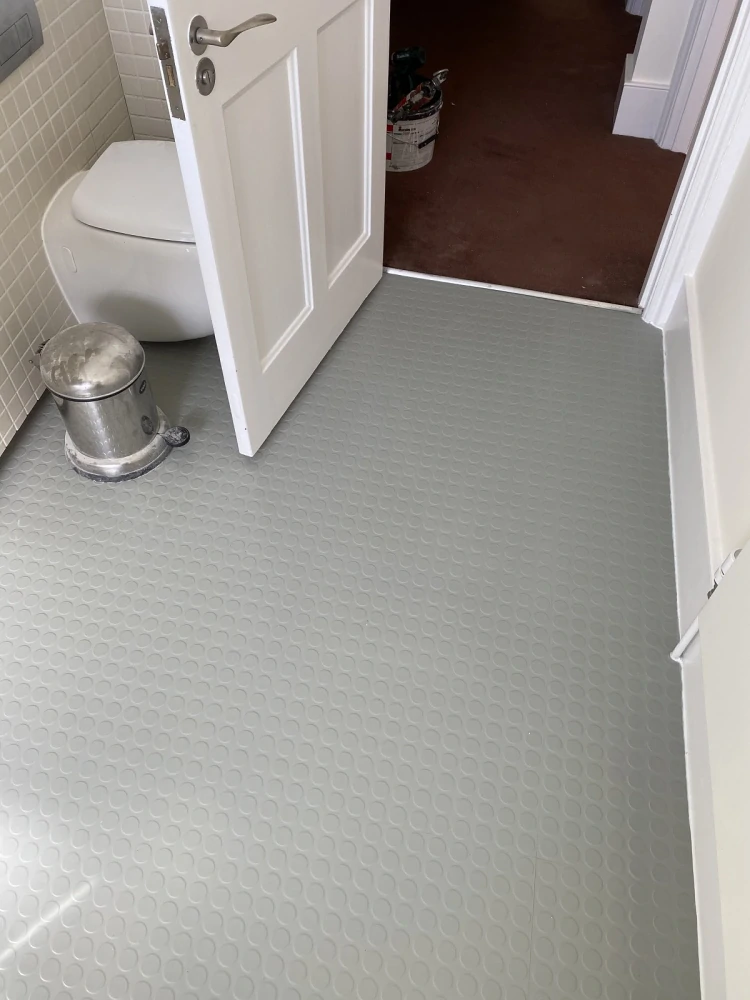 Kaučuková podlahová krytina Norament 825, barva 6173 - šedá, 501 × 501 mm čtverce